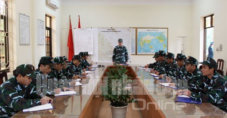 Đoàn trưởng Đoàn tên lửa phòng không 64, Trung tá Nguyễn Quốc Văn (người đứng) giao nhiệm vụ trong chuyển trạng thái SSCĐ cho các thành phần.
